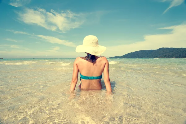 Vrouw in bikini — Stockfoto