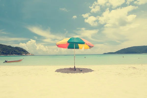 Praia com guarda-chuva — Fotografia de Stock