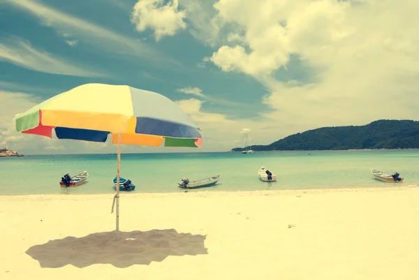 Playa con sombrilla —  Fotos de Stock
