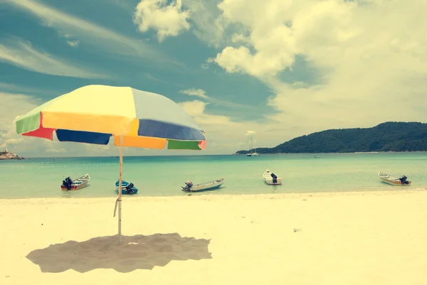 Strand met paraplu — Stockfoto