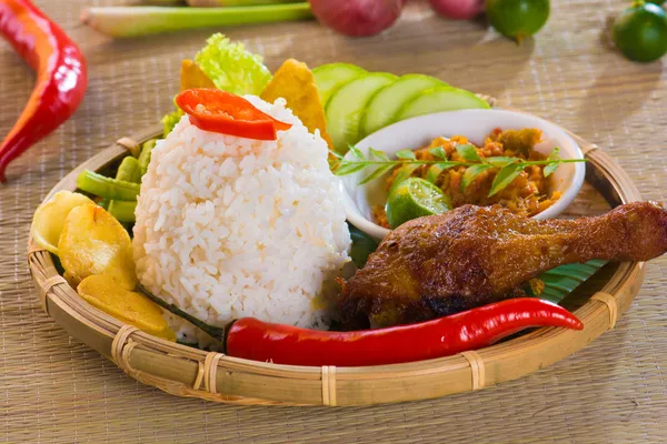 Indonéské smažené kuře — Stock fotografie