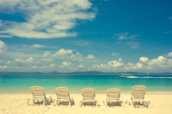 Plage avec chaises longues — Photo