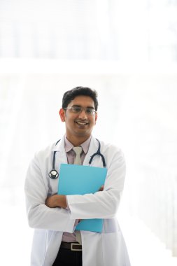 Hintli erkek doktor
