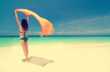 Kumsalda güzel genç bir kadın