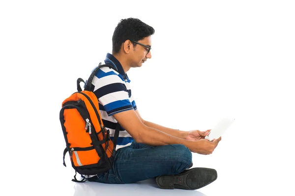 Studentin sitzt auf dem Boden — Stockfoto