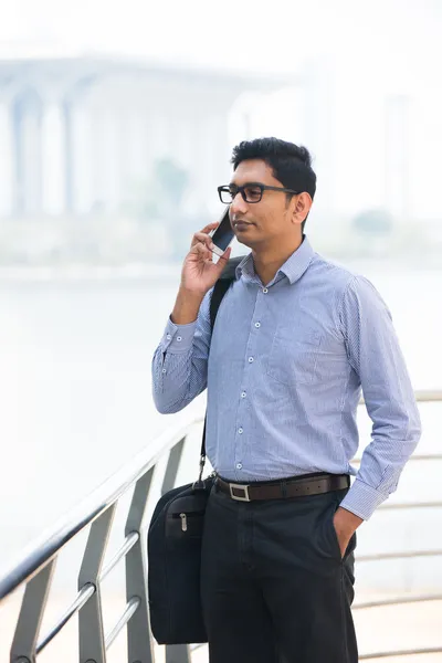 Homme d'affaires avec téléphone — Photo