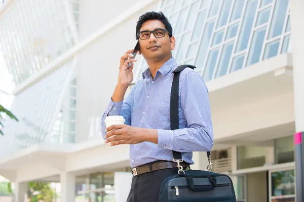 Uomo d'affari con telefono — Foto Stock