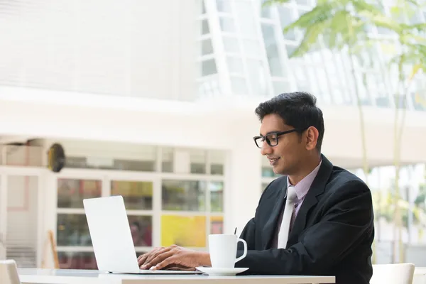 Zakenman die op laptop — Stockfoto