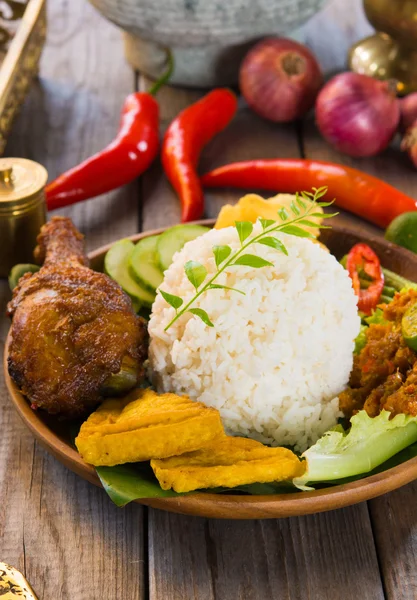 Endonezya usulü kızarmış tavuk pilavı — Stok fotoğraf