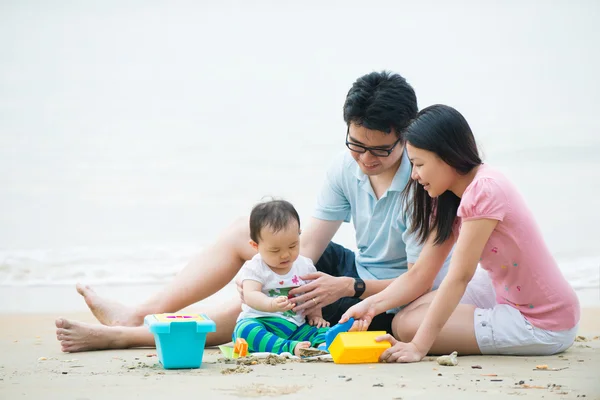 Азиатская семья на пляже — стоковое фото