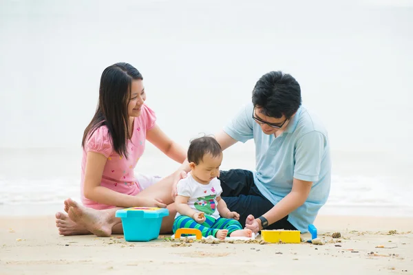 Famiglia asiatica sulla spiaggia — Foto Stock