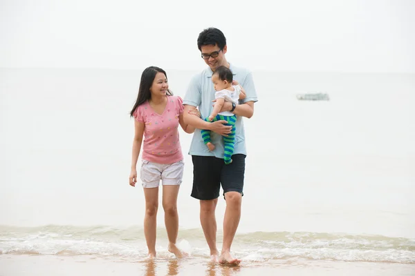 Familia asiática en la playa — Foto de Stock