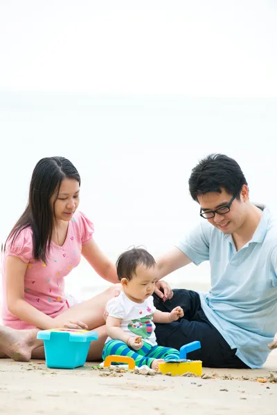 Famiglia asiatica sulla spiaggia — Foto Stock