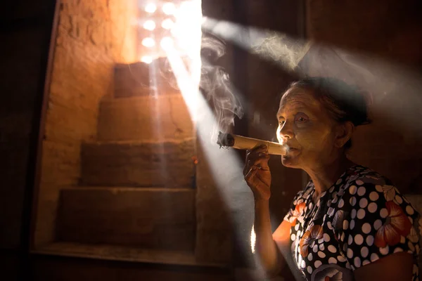 Vieja fumando cigarros i —  Fotos de Stock