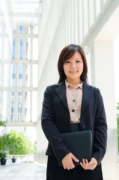Giovane asiatica donna d'affari — Foto Stock