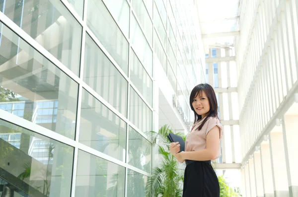 Jovem mulher de negócios asiática — Fotografia de Stock