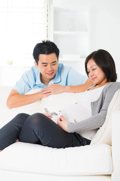 Chinese pregnant couple — Stock Photo, Image