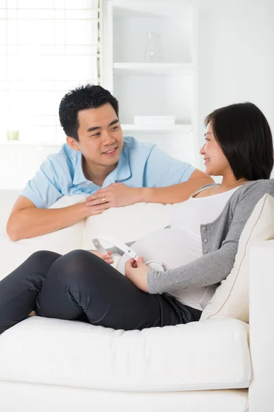 Chinese pregnant couple — Stock Photo, Image