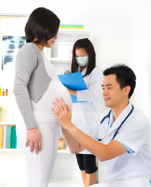Gravidanza asiatica con medico — Foto Stock