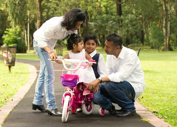 家族の教育子供自転車 — ストック写真
