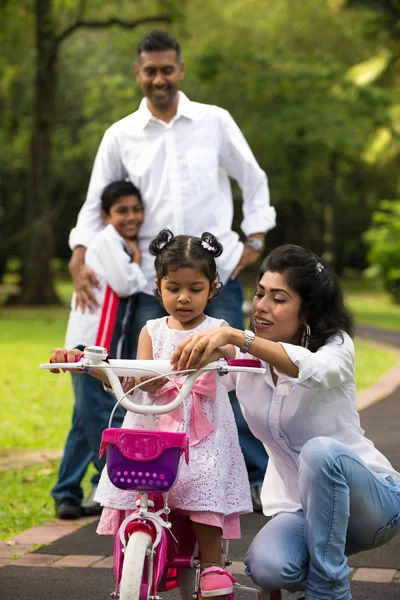 Famille enseigner le vélo aux enfants — Photo