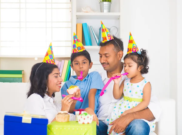 Indyjska rodzina urodzinowa — Zdjęcie stockowe
