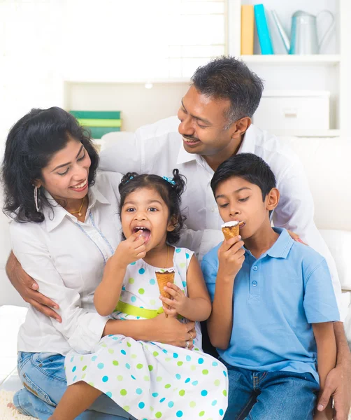 Familie eten van ijs — Stockfoto