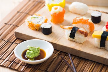 çeşitli suşi yiyecek