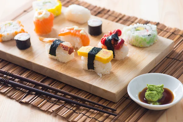 Olika sushi mat — Stockfoto