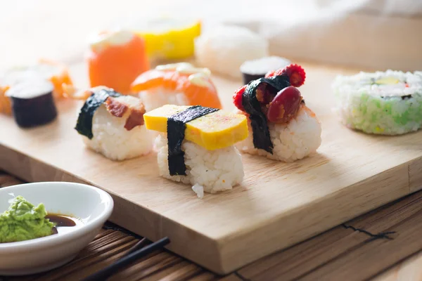 Różne jedzenie sushi — Zdjęcie stockowe