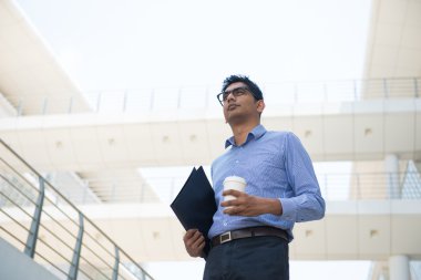 Hintli işadamı kutluyor