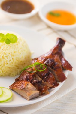 Barbekü ördek pirinç üzerinde