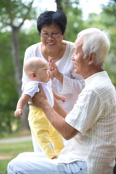 Großeltern spielen mit Baby — Stockfoto