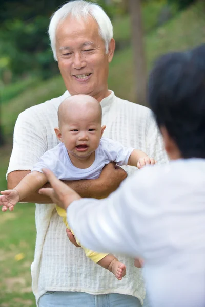 Bébé réconforté par les grands-parents — Photo