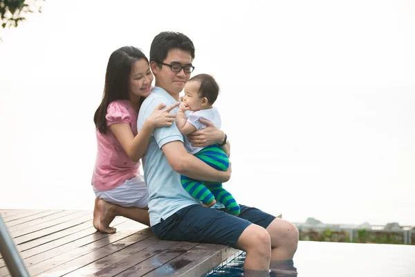 Asiatiska familj på en pool — Stockfoto