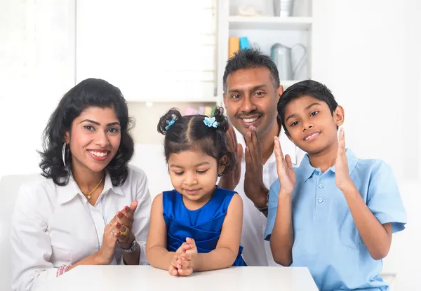 Familia india feliz — Foto de Stock