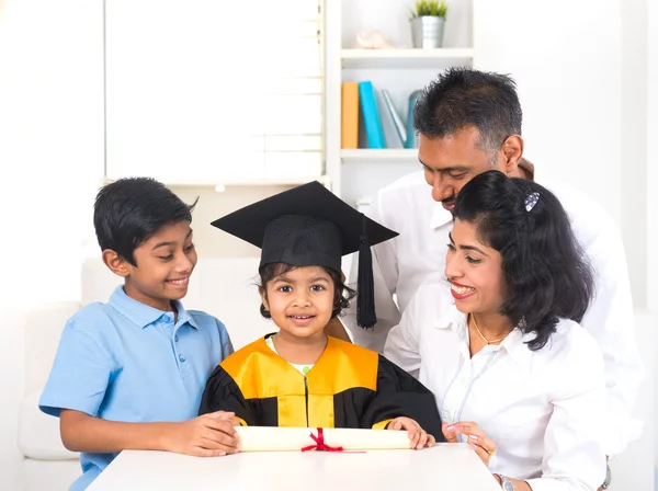 Feliz graduación de la familia india — Foto de Stock