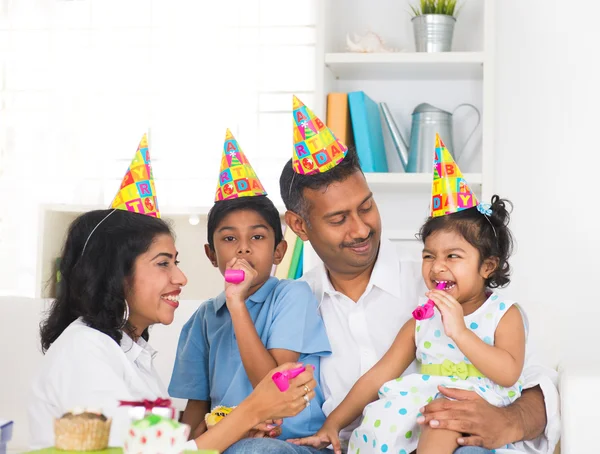 Indiase familie verjaardag — Stockfoto