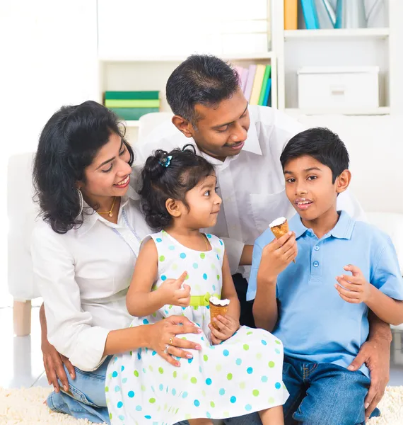 Glückliche indische Familie — Stockfoto