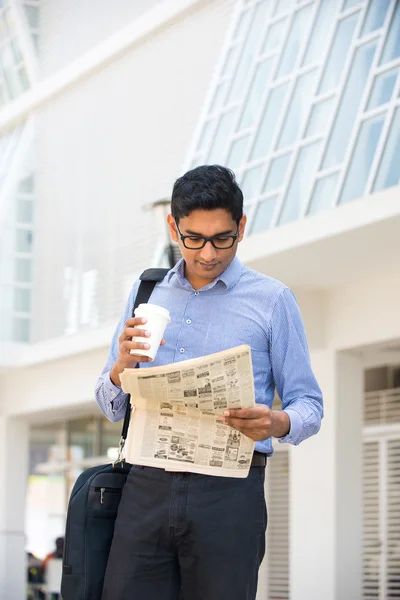 Zakelijke mannelijke krant leest — Stockfoto