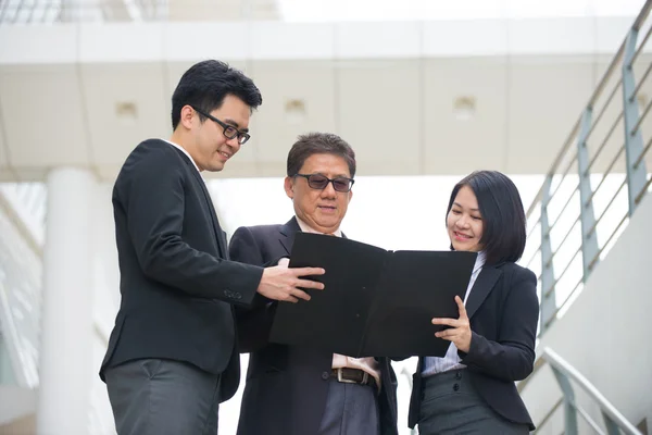 Equipo empresarial asiático — Foto de Stock