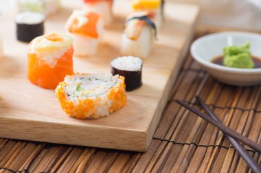 çeşitli suşi yiyecek