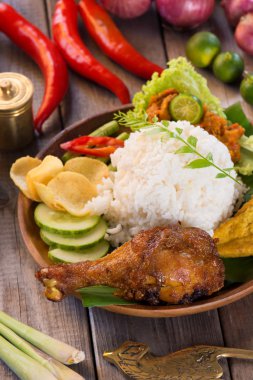 Endonezya usulü kızarmış tavuk pilavı