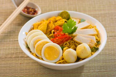 sıcak ve baharatlı Singapur curry noodle