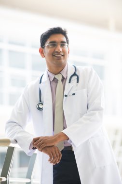 Hintli erkek doktor