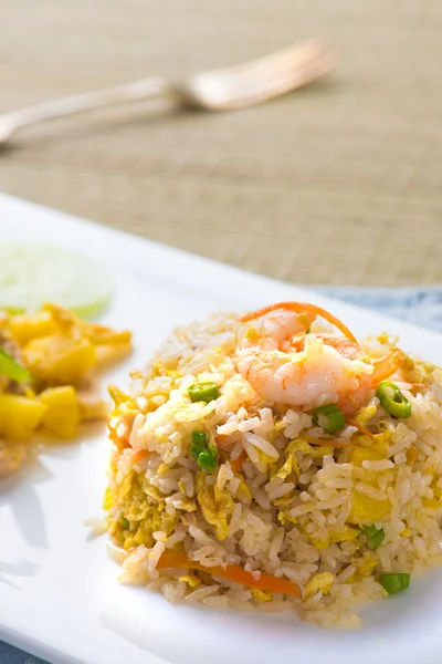 Sült rizs zöldségekkel és tengeri ételekkel — Stock Fotó