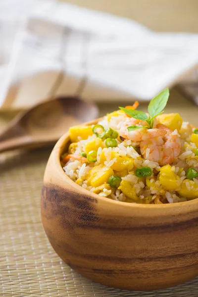 Жареный рис с овощами и морепродуктами — стоковое фото