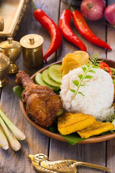 Endonezya usulü kızarmış tavuk pilavı