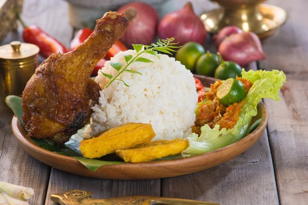 Жареный куриный рис Индонезии — стоковое фото