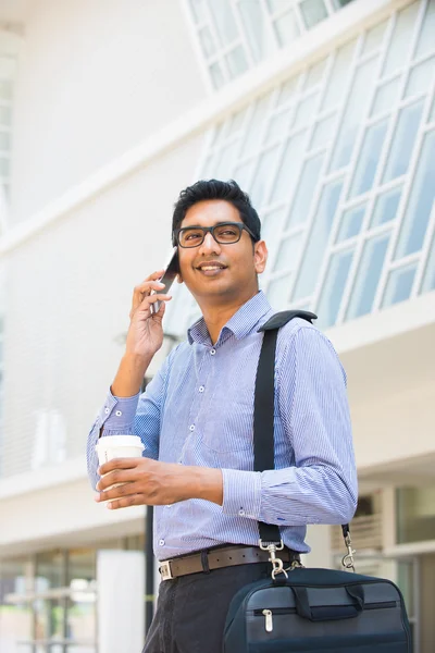 Indiase zakenman op een telefoon — Stockfoto